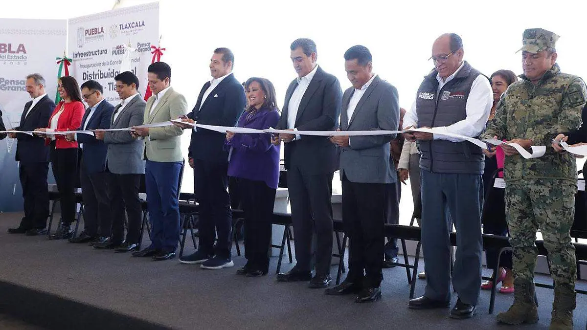 El gobernador Alejandro Armenta Mier durante la inauguración del distribuidor vial Puebla - Tlaxcala